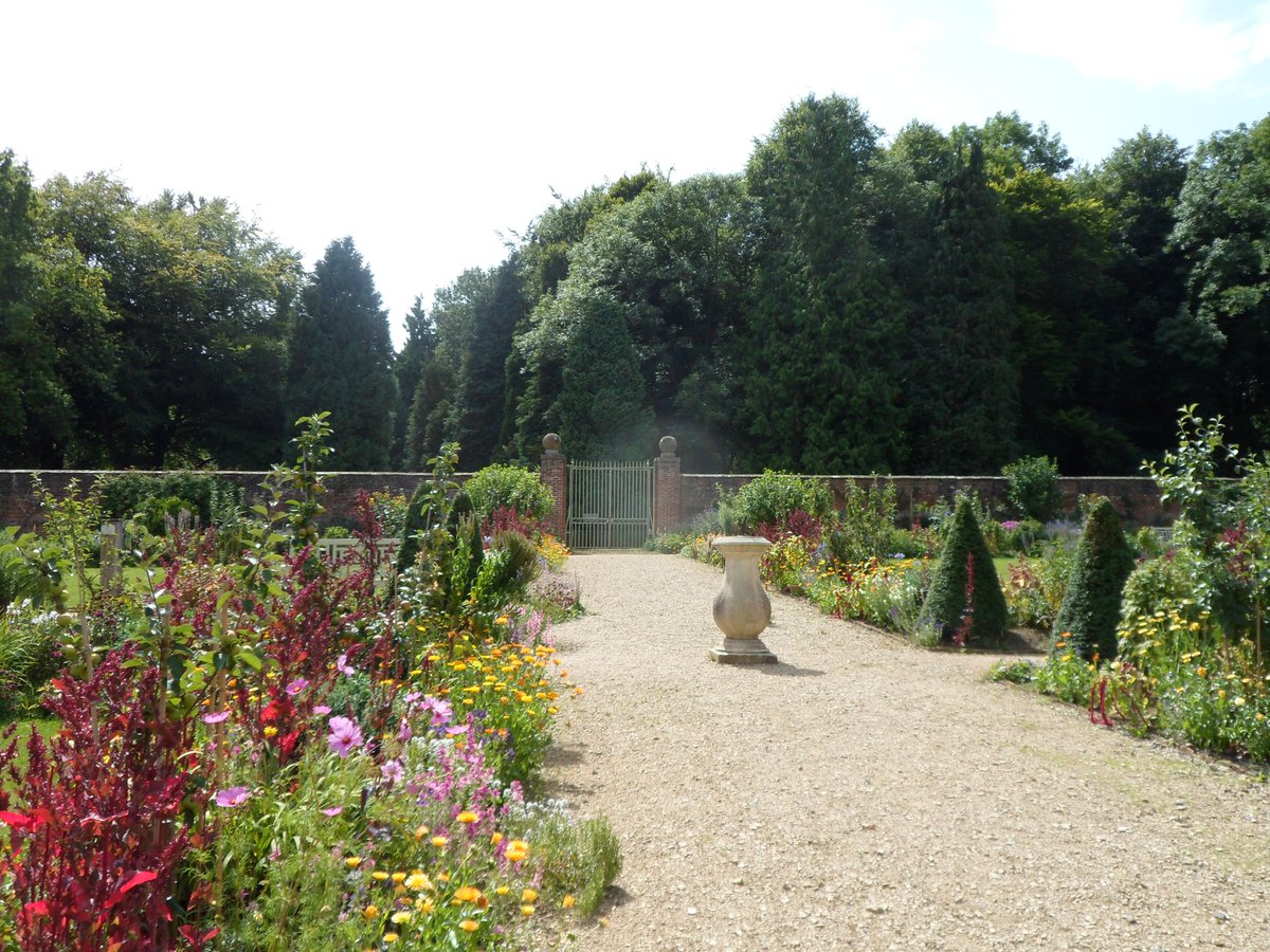 Our next family activity explores Lady Johanna St John’s interest in garden and herbal remedies. Use a pestle and mortar to mix up your own sweet smelling potion to put into a miniature bottle and take away. Join us on 26 Oct: email LydiardLearning@swindon.gov.uk
 
 #halfterm