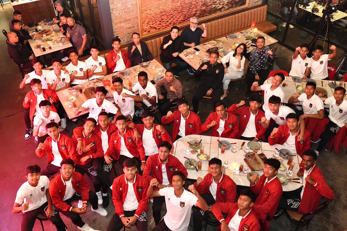 Sebelum menyaksikan drawing FIFA U-17 World Cup malam ini, puas-puasin dulu makan bersama Timnas U-17 sebelum lusa mereka ke Jerman. Selain harus jaga badan, di sana juga sulit cari nasi 😀 Jangan lupa ya nonton pukul 21.00, di Indosiar!