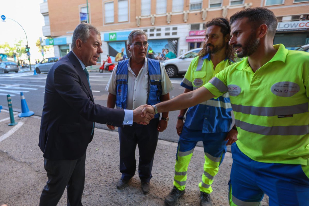 jlsanzalcalde's tweet photo. La Carretera de Carmona recuperará el doble sentido a partir de mañana a las 10 horas.

Con esta apertura ✅ se cumple el compromiso establecido con los vecinos y comerciantes de la zona y se recuperarán, además, plazas de aparcamientos. https://t.co/aruMlrMtcA