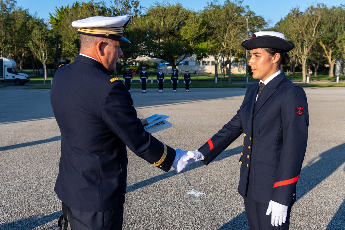 MarineNationale's tweet photo. Le 15/09, une cérémonie de fin de cours s’est tenue  pour les élèves de l’École des matelots à Cherbourg ! Prochaine étape  pour ces nouveaux matelots : l’affectation en unité ou la poursuite d’un cursus de formation spécialisé⚓️
➡️ https://t.co/GpaXbRpuOc https://t.co/tvFJKimWUA