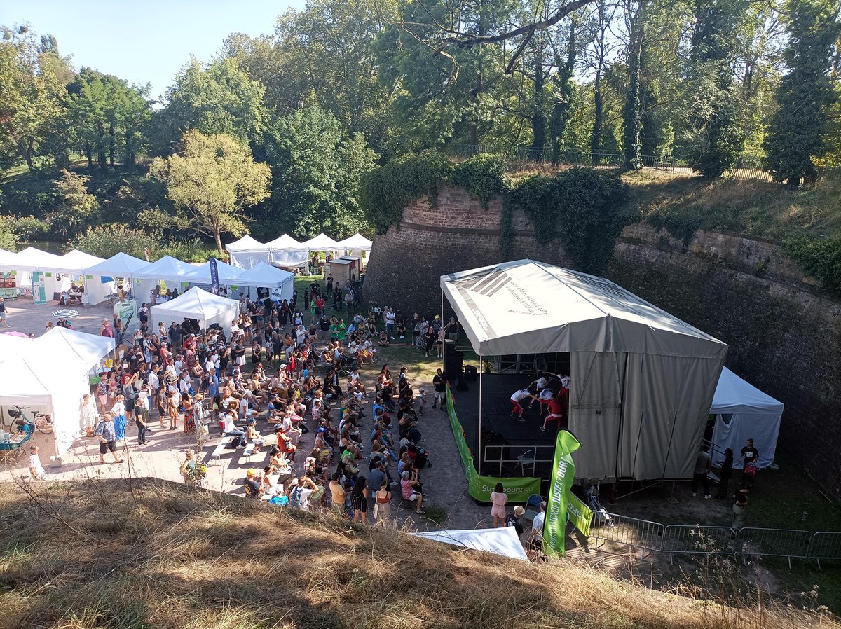 📷VILLAGE DES ASSOS | Le week-end dernier, quelques 200 associations se sont installées au parc de la Citadelle de #Strasbourg pour présenter leurs activités.
Malgré une forte chaleur, le public a répondu présent pour venir à la rencontre du tissu associatif du territoire !