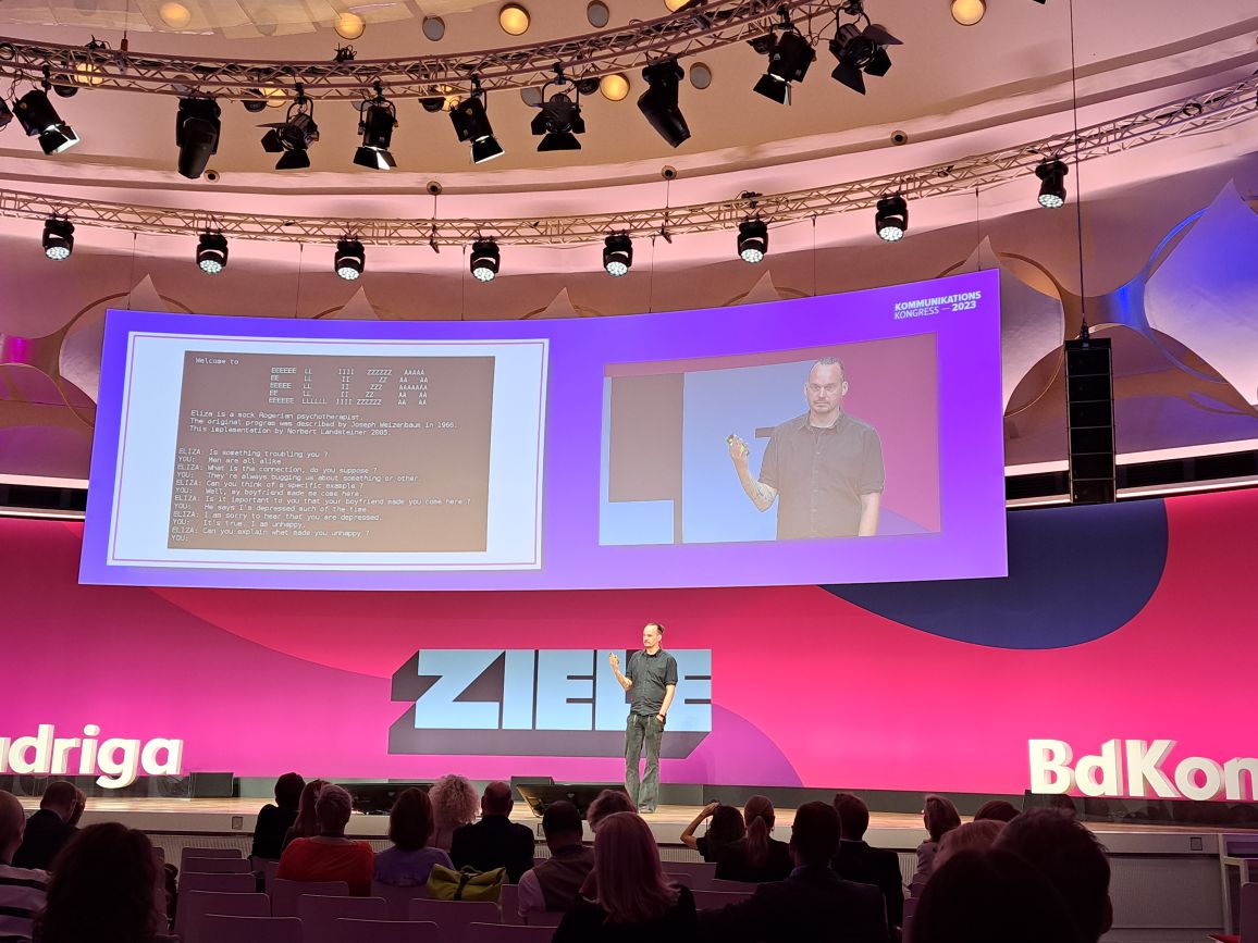 ELIZA und Weizenbaum auf dem #KKongress23  #W100. Kann KI Kommunikator:innen ersetzen? Klingt wie ein Chatbot ist heute (noch) eine Beleidigung. Deshalb: "Haben Sie mehr Selbstbewusstsein!" Danke <a href="/tante/">tante IS NO LONGER IN THIS NAZI BAR. WHY ARE YOU?</a> <a href="/bdkom/">BdKom</a>