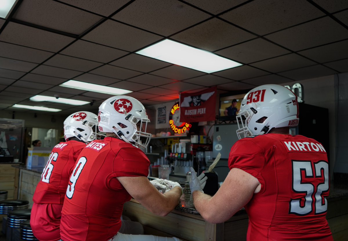GovsFB's tweet photo. The big fellas said run those helmets back… with a side of pancakes. 🎩🏈🥞

𝟵𝟯𝟭 ╳ 𝗧𝗥𝗜-𝗦𝗧𝗔𝗥 
⚪️🔴⚪️

#ChaseTheLion | #LetsGoPeay https://t.co/NOdoS8xQT4