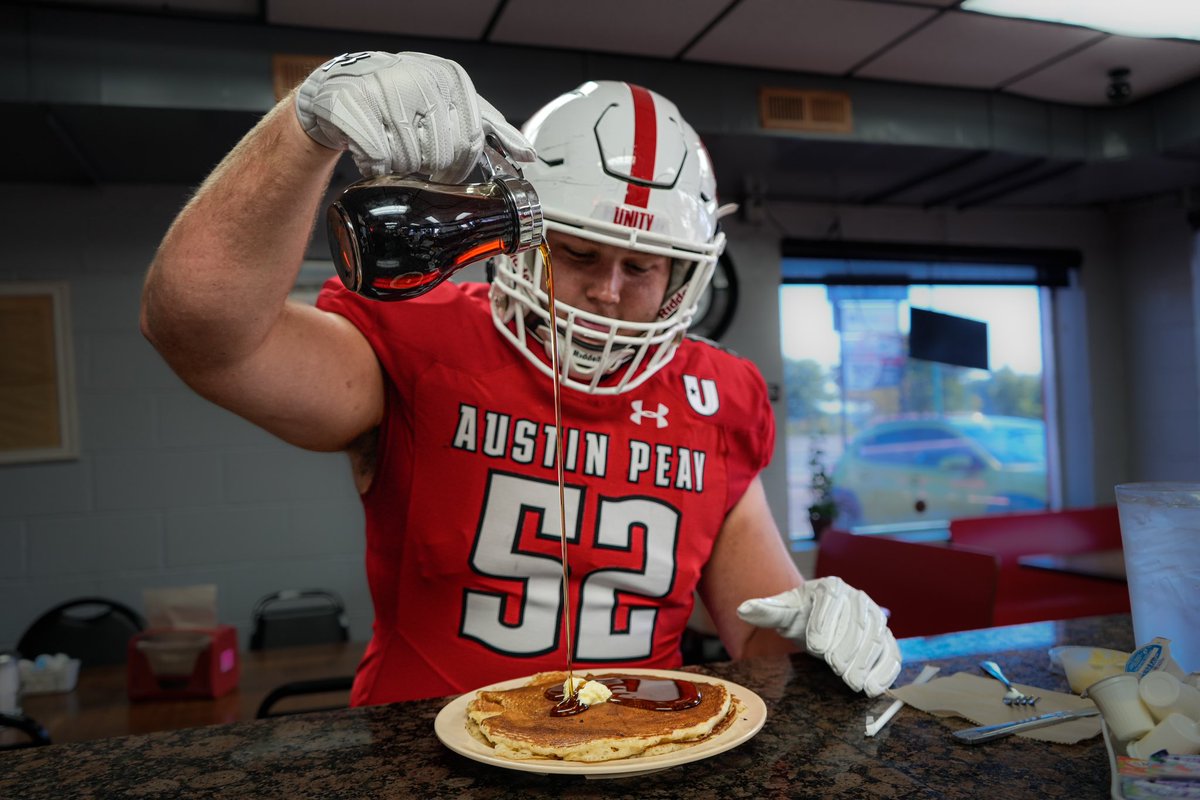 GovsFB's tweet photo. The big fellas said run those helmets back… with a side of pancakes. 🎩🏈🥞

𝟵𝟯𝟭 ╳ 𝗧𝗥𝗜-𝗦𝗧𝗔𝗥 
⚪️🔴⚪️

#ChaseTheLion | #LetsGoPeay https://t.co/NOdoS8xQT4