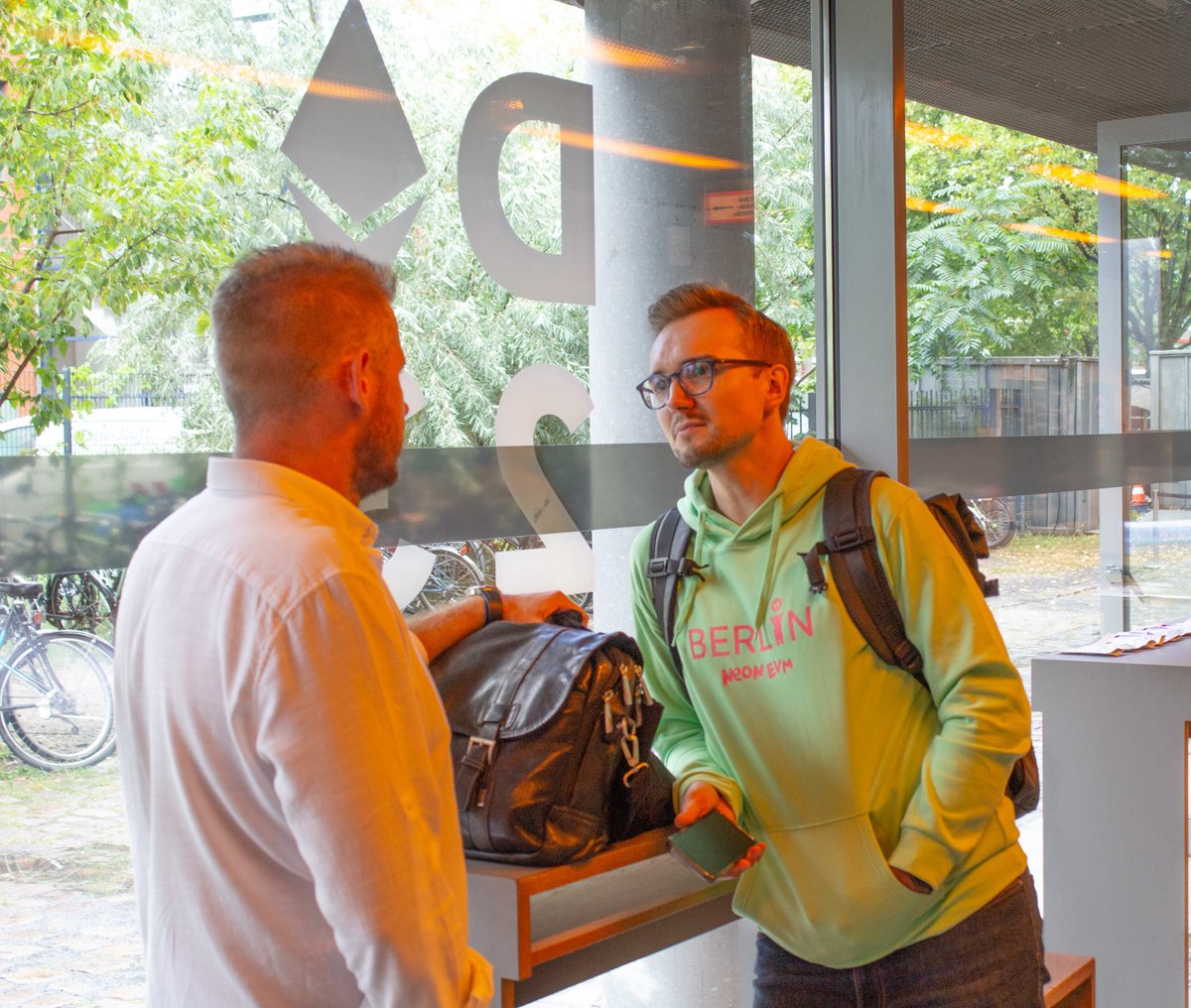 Neon_EVM's tweet photo. ๐ฅ Tuesday, the 11th: We continued our journey at @dappcon_berlin, hustling at our booth, forging new connections, and strengthening the Neon EVM ecosystem. The Web3 community is thriving, and we're here for it! ๐๐ผ
#NeonEVM #Dappcon23 #Web3Networking https://t.co/zIy2EF0Daj
