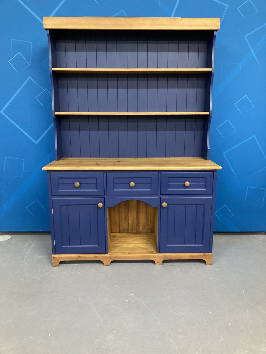 Our local creative team at Uniqueness have revitalised this Welsh Dresser by sanding it back, finishing the wooden surfaces in Browning Wax and painting with Frenchic Al Fresco Horn Blower

£379 W: 142cm H: 191cm D: 54cm