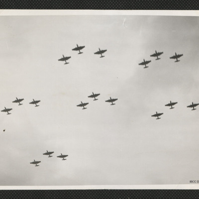 danmadmorgan's tweet photo. Canberras over London on Battle of Britain day, 1954 from the @IntBCC Digital Archive #BoB83 #battleofbritainday https://t.co/oYN4llXAeS