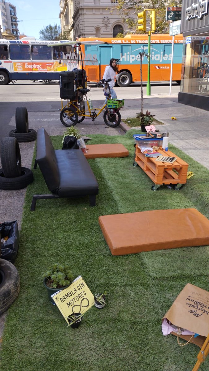 Increíble: por el #ParkingDay la gente de @MusiMovilUy hizo esta instalación frente a la @montevideoIM, pagando el parking, y un inspector de @imtransito LES HA OBLIGADO A SACAR TODO. Ni los ayuntamientos de ultraderecha en España llegan a tanto, @pablointhamouss, que vergüenza.