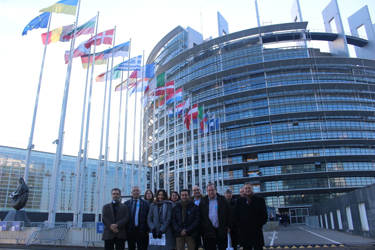 xarxavives's tweet photo. 🗞️ La @xarxavives celebra l’anunci de la Comissió Europea que assegura l’entrada del #català a la plataforma d'aprenentatge de llengües del programa Erasmus+

👉Aquest anunci permetrà a milers d’estudiants de mobilitat conèixer i aprendre la llengua catalana (1/3) https://t.co/u4wrtohkXc