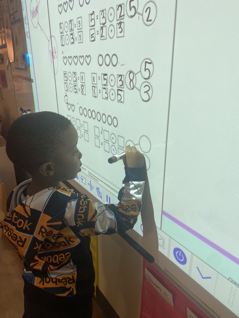 bmaracalin3's tweet image. Making my teacher heart happy!! ❤️Letting students explain their thinking!! #studentleddiscussion #eurekamath