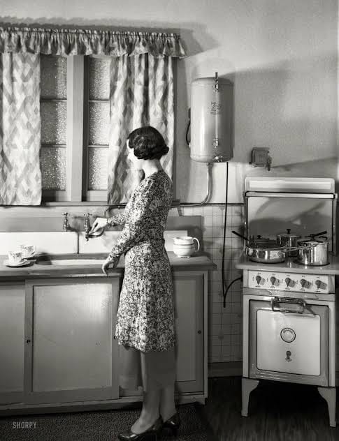 literlandweb1's tweet photo. "Los mejores crímenes para mis novelas se me han ocurrido fregando platos. Fregar los platos convierte a cualquiera en un maníaco homicida de categoría".
Agatha Christie
📷Shorpy https://t.co/V8PSfqfnNs