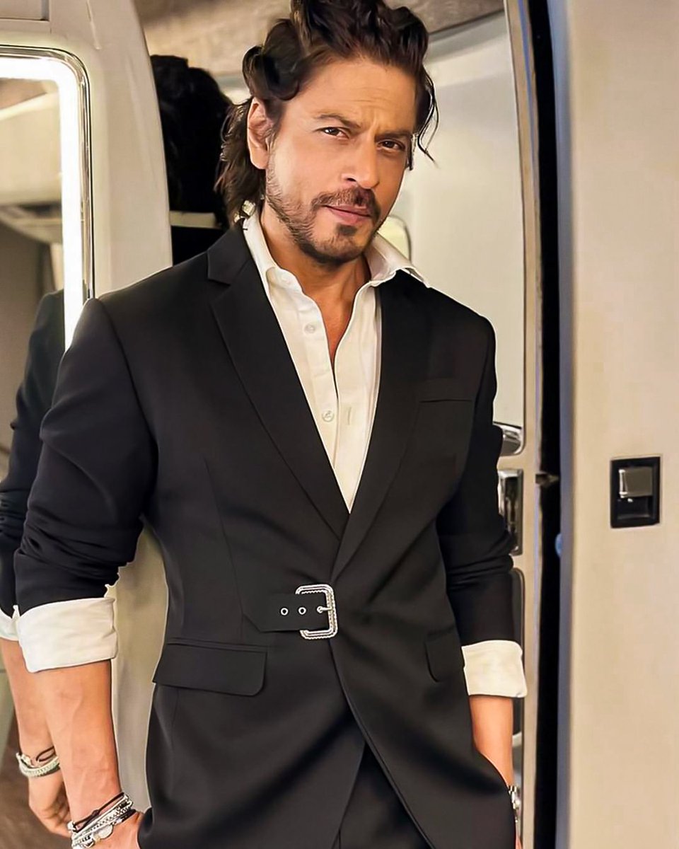srkian_here's tweet photo. His DON look🥵🔥 https://t.co/s1cWxK42aD