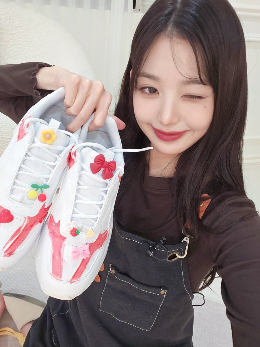 IVEstarship's tweet photo. 📸 
오직 [MAGAZINE IVE]에서만 만날 수 있는!
디자이너 장비키 에디션 운동화 👟✨

너무 예뻐서 땅만 보고 걷게 되는데
혹시 환불되나요❓

꾸민 운동화에 환불이 어디 있어⁉️
물감도 칠했잖아 🎨
리본도 달았잖아 🎀
딸기 먹는 토끼도 있잖아 🍓🐰
너무해 ☹️

#IVE #아이브
#JANGWONYOUNG #장원영
#1stEP #IVEMINE
#Eitherway #OfftheRecord #Baddie
#DIVE #다이브
