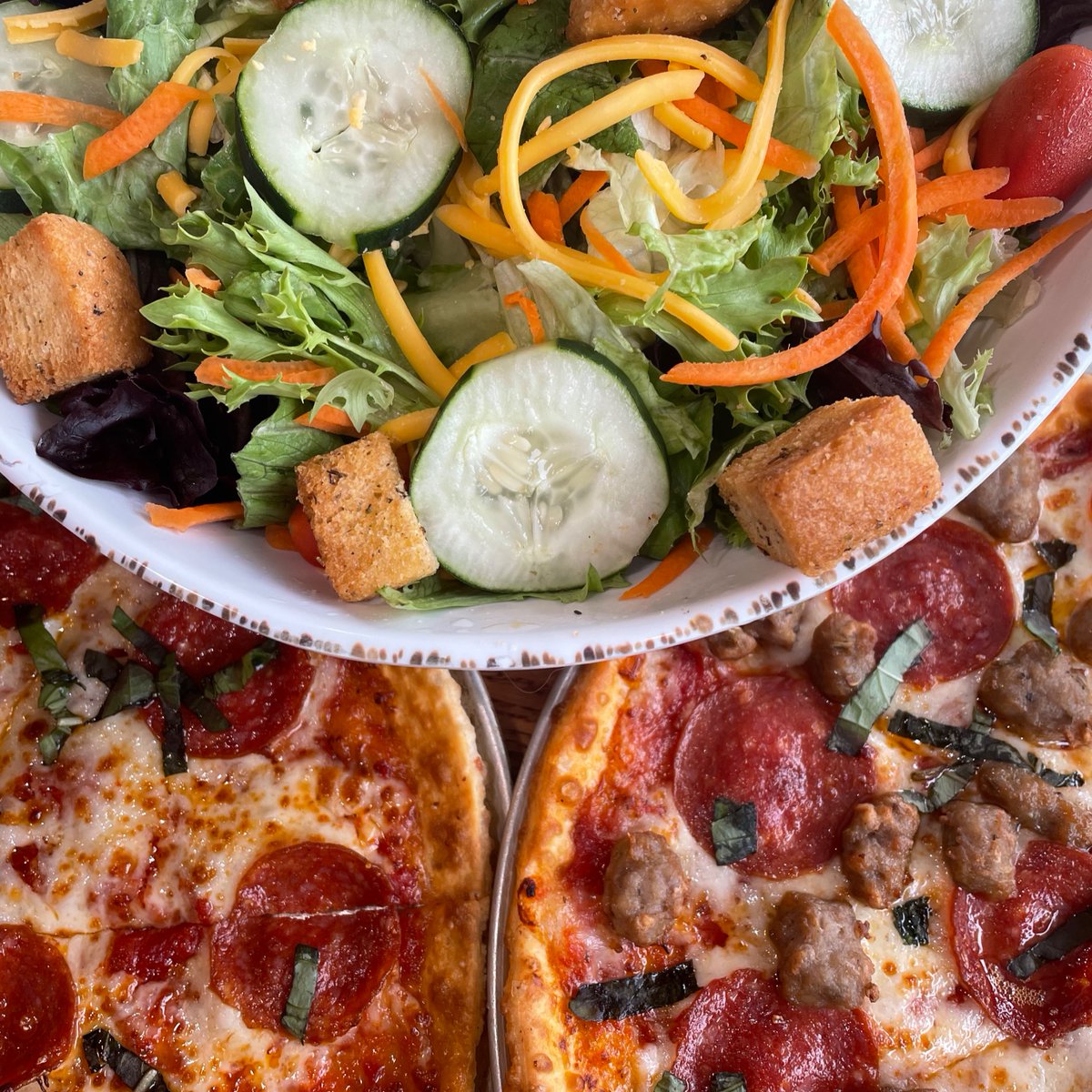 Newks's tweet image. The best way to start the weekend? With a Family Meal Deal! 
Choose two select pizzas and one select salad. 🍕🥗
Order now: order.newks.com/menu/