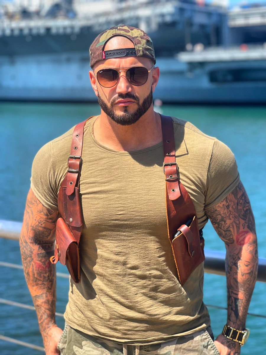MrLEV12's tweet photo. San Diego Mood ! 
Derrière moi il y a USS MIDWAY (porte avion) c’est une visite de 4h ça vous intéresserait une vidéo dessus ? 
Car 4h sachant qu’on reste que 3 jours c’est pas rien 😊 https://t.co/qVdRnkE1MW