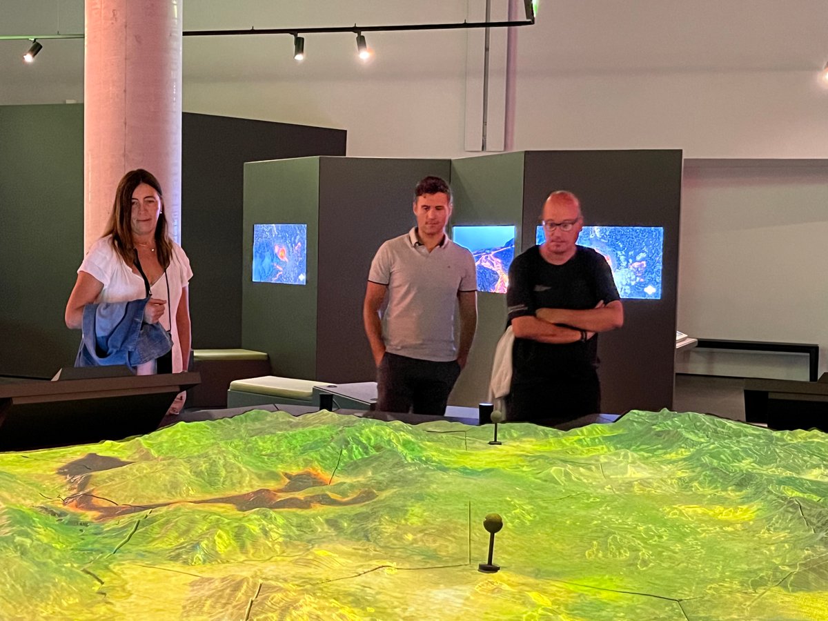 parcscat's tweet photo. 🎒La coordinadora de la Carta Europea de Turisme Sostenible d'@EUROPARC ha visitat el #PNGarrotxa i ha valorat molt positivament els avenços de la Garrotxa per un desenvolupament sostenible i la metodologia de treball emprada per implementar l'Estratègia
👉https://t.co/WUxHPvjtLW https://t.co/xvBAwZP89V