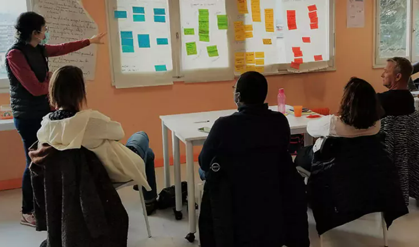MNHmutuelle's tweet photo. Une #formation à l'éducation thérapeutique associant patients ressources et soignants a été organisée au CH Métropole Savoie de Chambéry.
En donnant une place à la parole du patient, elle ouvre la voie à de véritables partenariats de soin.
Article #MNHMag👇https://t.co/8e0ZOP4iwn https://t.co/P6TsfrP1ut