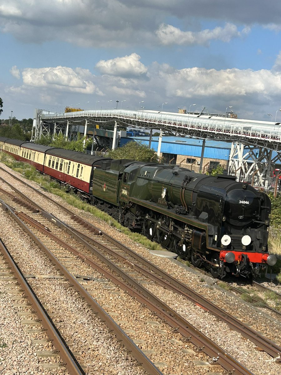 dannidreaming's tweet photo. It actually breaks my heart having to hold this beauty at a signal 😢 #signaller
#steamengine https://t.co/G7CT0E4heI