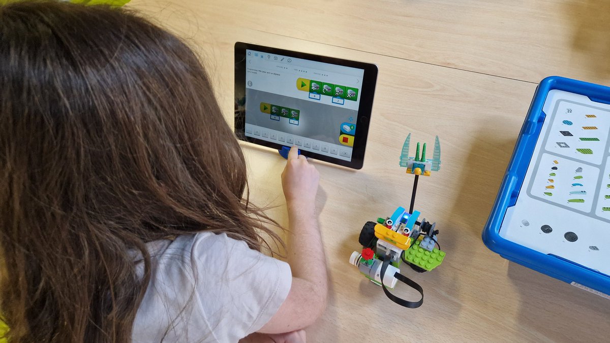 euratechkids's tweet photo. EuraTech'Kids fait ça rentrée. C'est partie pour une nouvelle année. Aujourd'hui les élèves de Ce2 de l'école Montessori de Lille ont construis, connecté et programmé leur robot. https://t.co/dmcq7jwkec