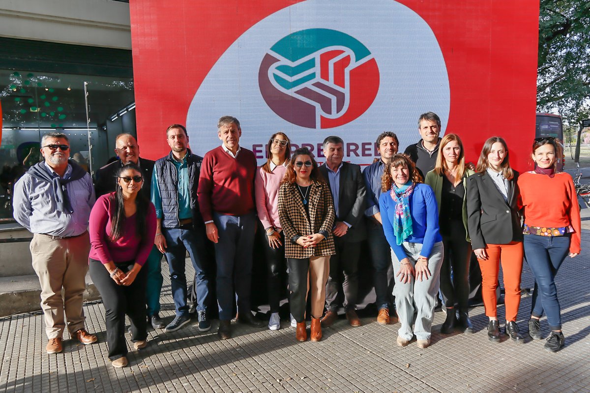 _SantaFeCapital's tweet image. #NoticiaDeLaSemana | @emiliojaton encabezó un encuentro de emprendedurismo

📍Se trata de #Conectados, una iniciativa que reunió a emprendedores para fomentar la cooperación y celebrar el espíritu del emprendedurismo.

Toda la info, acá👉bit.ly/45TSM6k