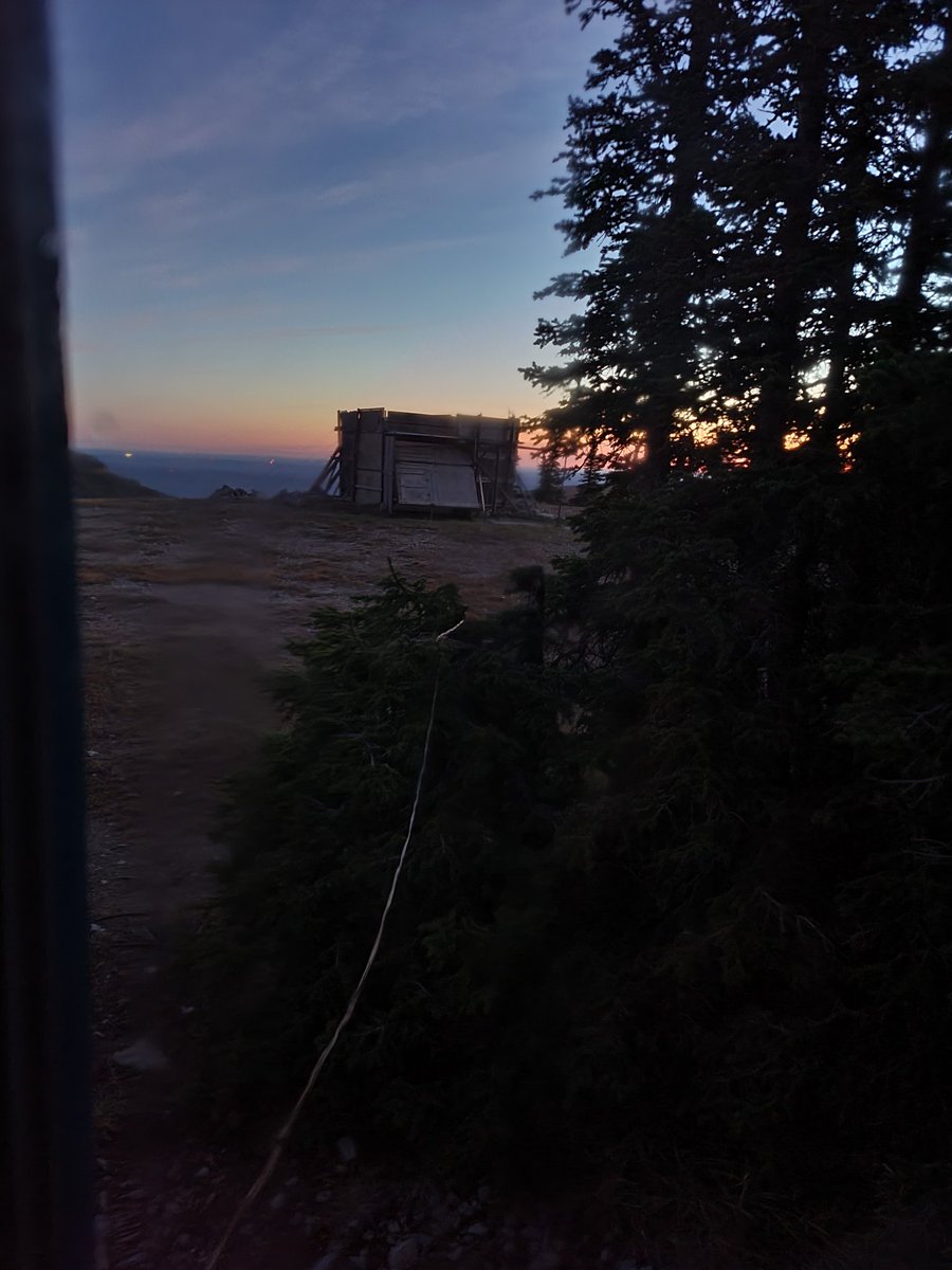 EmmMarchand's tweet photo. Morning as a "sheep trapper" 🐏🌄 No sheep, but great sunset!
#RamMountain
#fieldwork https://t.co/gfDwWaXjvd