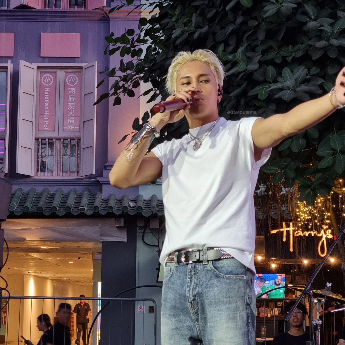 jamouise18's tweet photo. 𝑪𝑶𝑴 • 𝑷𝑳𝑬𝑿 : 𝑳𝑰𝑽𝑬 𝑰𝑵 𝑺𝑰𝑵𝑮𝑨𝑷𝑶𝑹𝑬
📍 Fountain Square Mainstage, Clarke Quay
[ 13 Sept 2023 📸 ]

@felipsuperior #FELIP
#COMPLEXLiveInSG #FelipInSG https://t.co/6I0FGPrRSK