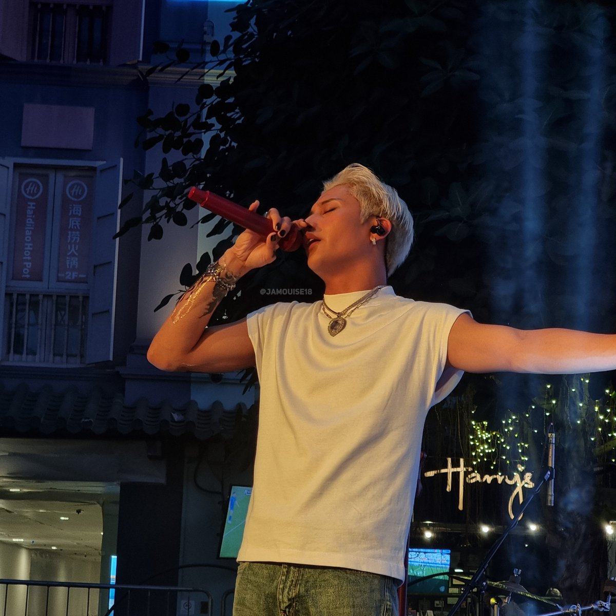 jamouise18's tweet photo. 𝑪𝑶𝑴 • 𝑷𝑳𝑬𝑿 : 𝑳𝑰𝑽𝑬 𝑰𝑵 𝑺𝑰𝑵𝑮𝑨𝑷𝑶𝑹𝑬
📍 Fountain Square Mainstage, Clarke Quay
[ 13 Sept 2023 📸 ]

@felipsuperior #FELIP
#COMPLEXLiveInSG #FelipInSG https://t.co/6I0FGPrRSK