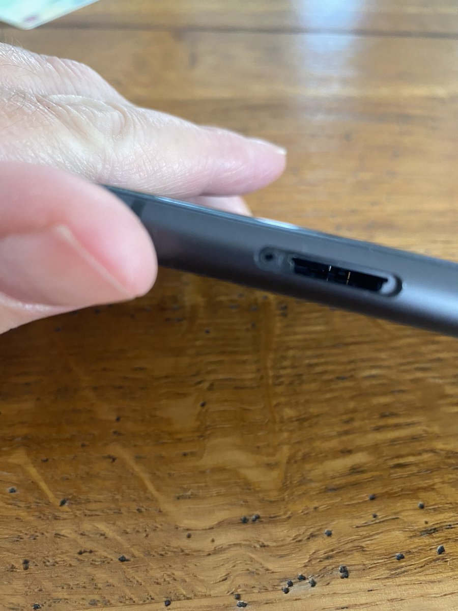 okaymitchell's tweet image. Hey @giffgaff what’s this about then? 1st refurbished phone delivered on Tuesday with a faulty camera, returned it &amp;amp; replacement arrived today with a piece missing!! #shouldhavegonetospecsavers