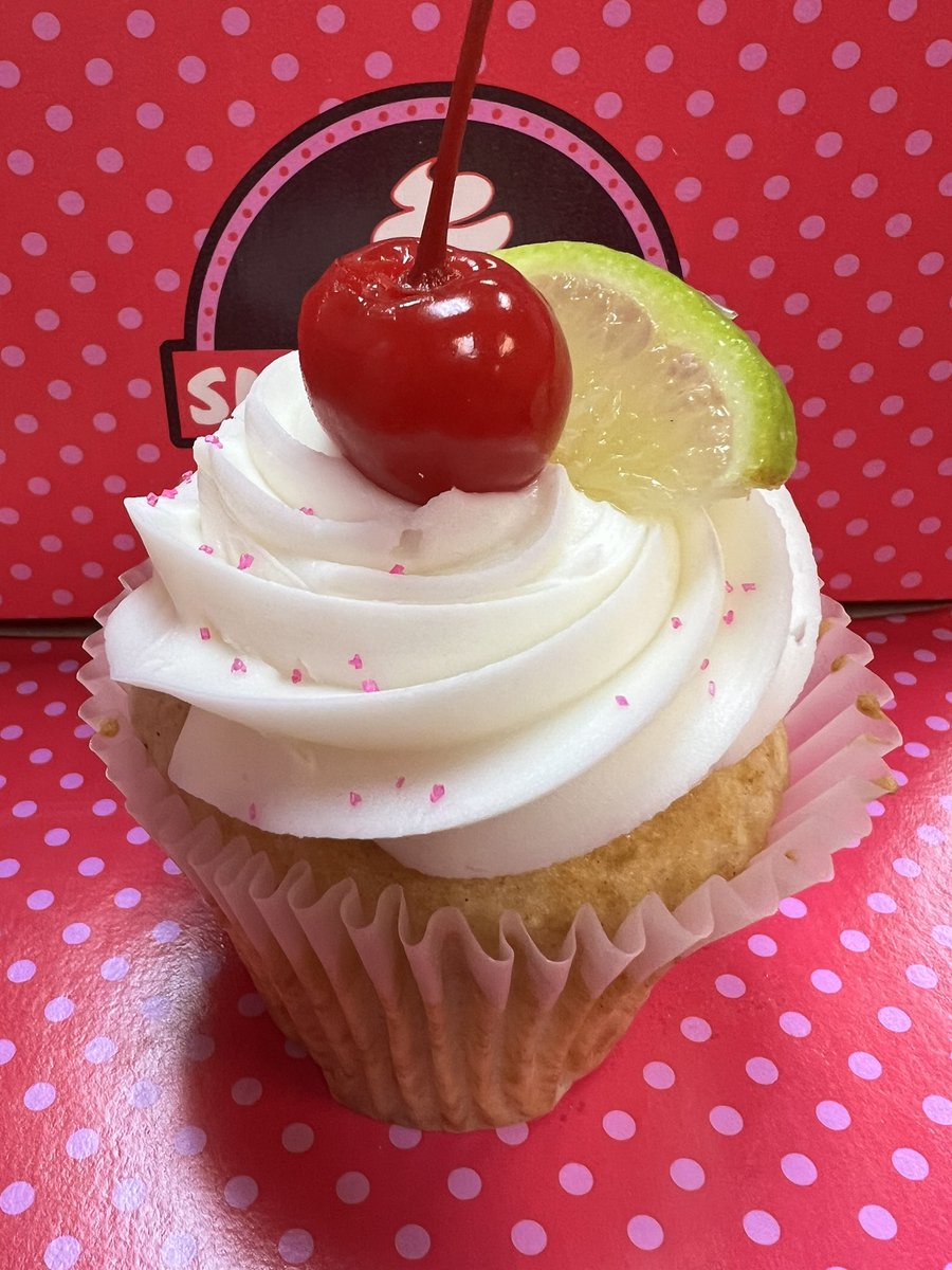 SmallCakesNDH's tweet photo. Happy #Friday! 🥳 Today’s specials are 🍏🍸 #AppleMartini 🥥 #Coconut &amp; 🧈🍹 #ButteredRum #cupcakes +17 delicious signature #Cupcake flavors BakedFreshDaily! Order pickup at 404.621.9634 or https://t.co/MTIy7NEtp6! Or get delivery thru #UberEats #GrubHub #Postmates or #DoorDash! https://t.co/46tpwYJxJ8