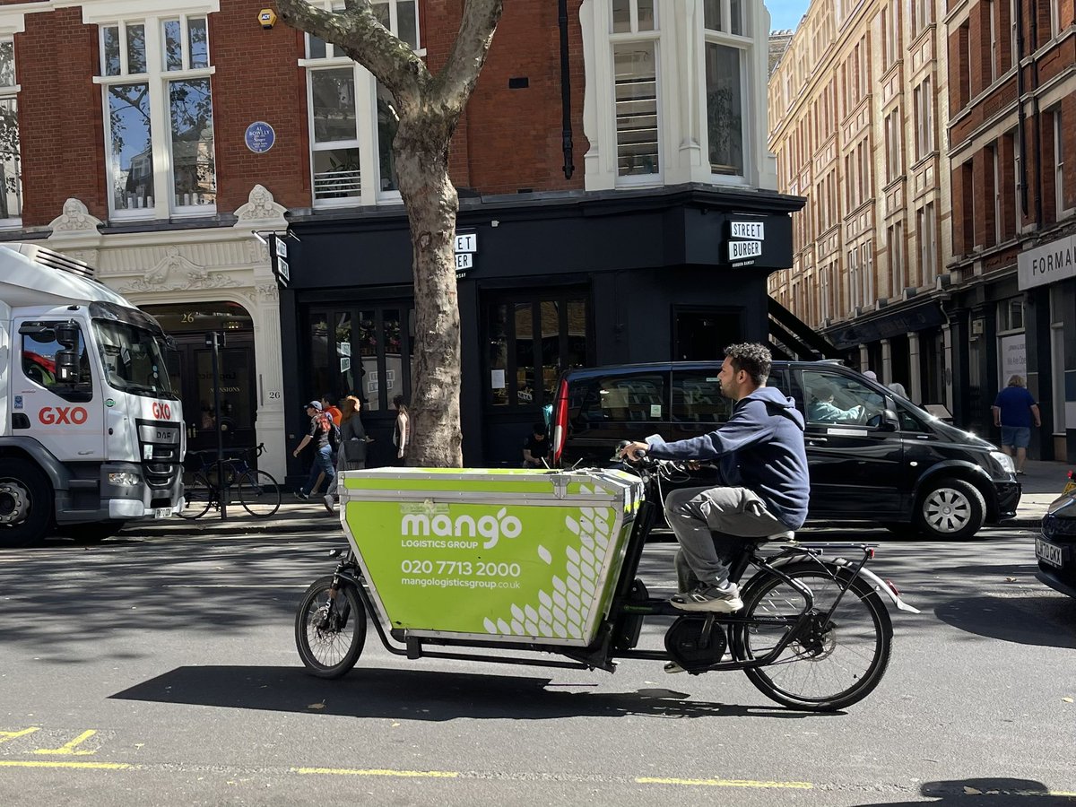 peterkappus's tweet photo. Nice to see @mangologistics out and about today in central London delivering goods — without delivering emissions! 🎈🚲👏 https://t.co/PGj093KyGq