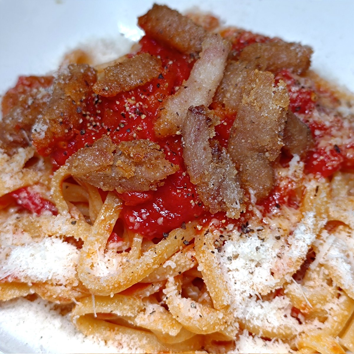 osterialasolfa's tweet photo. Potrebbe sembrare guanciale e invece è #tonno 😱
Oggi #ercococlaudio 👨🍳 per er primo in più propone questa #matricianadimare (nome per far indispettire i puristi 🤪)
Daje de #venerdipesce
🎼#osterialasolfa
#lasolfasulsofà 🛋️ https://t.co/Yg6wP20kTS