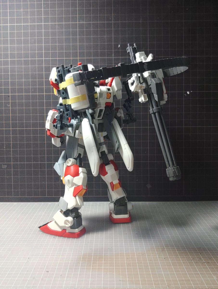 BuchiMA2's tweet image. MG ガンダム5号機、ジャイアント･ガトリングがキットのままだと色々干渉してくるのでサンダーボルトを参考にして自分なりにアレンジしてみましたが今の所重みで倒れる事もなく何とか自立出来てますね(パーツの負荷は課題ですけど、、、)最終的な方向性も決まったので頑張っていきたいですね。