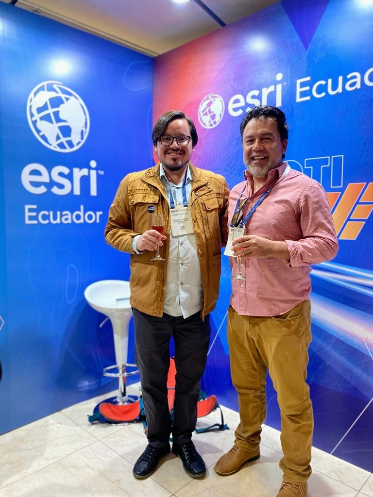 Un gusto reencontrarse con las representantes del sector Educación de Esri regional y de Ecuador <a href="/EsriEcu/">Esri Ecuador</a>, como también con <a href="/leozurita/">Leo Zurita</a>, investigador de la <a href="/USFQ_Ecuador/">Universidad San Francisco de Quito</a> 🤝
