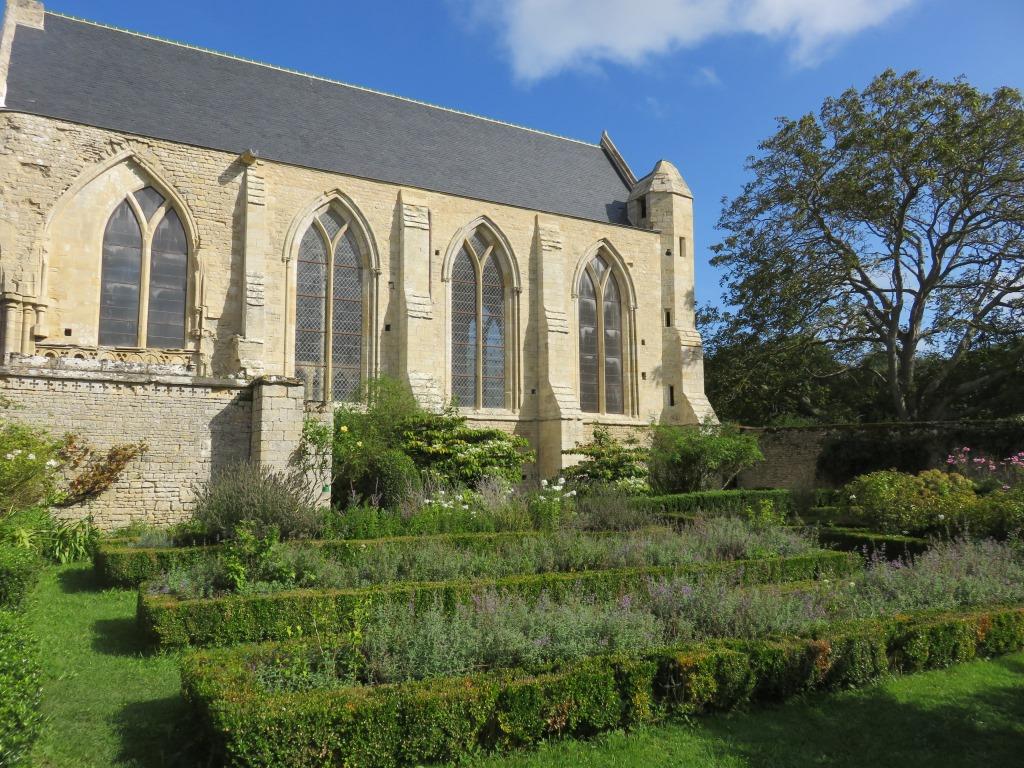 Dernier week-end ou l'Abbaye de Longues sera ouverte au public cette année ! Actuellement la  charpente de l’hôtellerie des moines est en restauration. Découverte récente : une grande partie de celle-ci date de 1350 !  Une des plus vieilles de #Normandie ! #Calvados #JEP2023