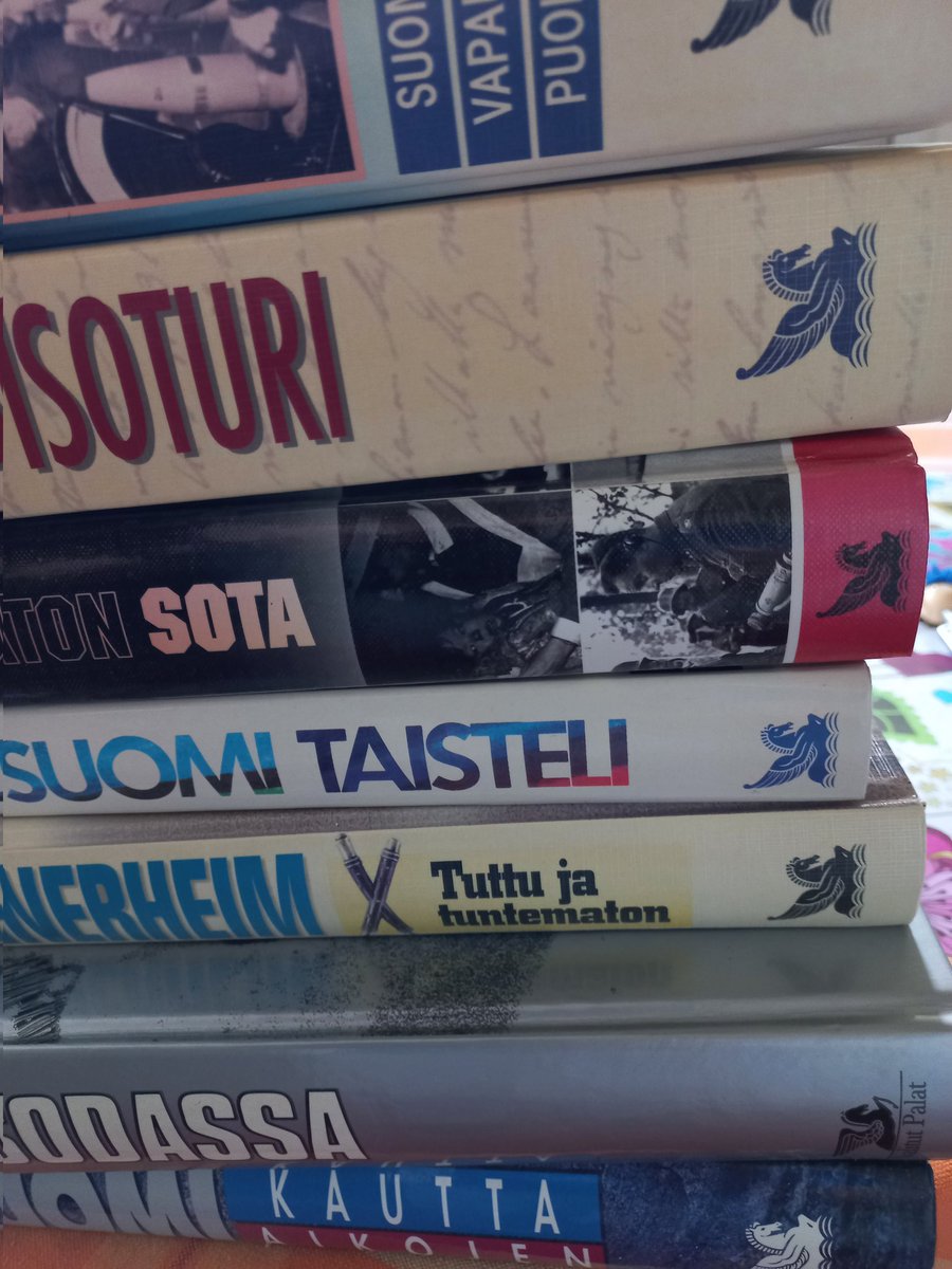 MKallasvuo's tweet photo. Minä jo luulin, että sain lajiteltua äidin ja isän kirjajäämistön, mut aina vaan löytyy. Onko jollain muullakin edesmenneitten (iso)vanhempien hallussa kaikki mitä #ValitutPalat ikinä keksikään talvi- ja jatkosodasta tuottaa? Isä muuten luki nuo kaikki. #ajankuva #historia #sodat https://t.co/RpSmaHIQk3