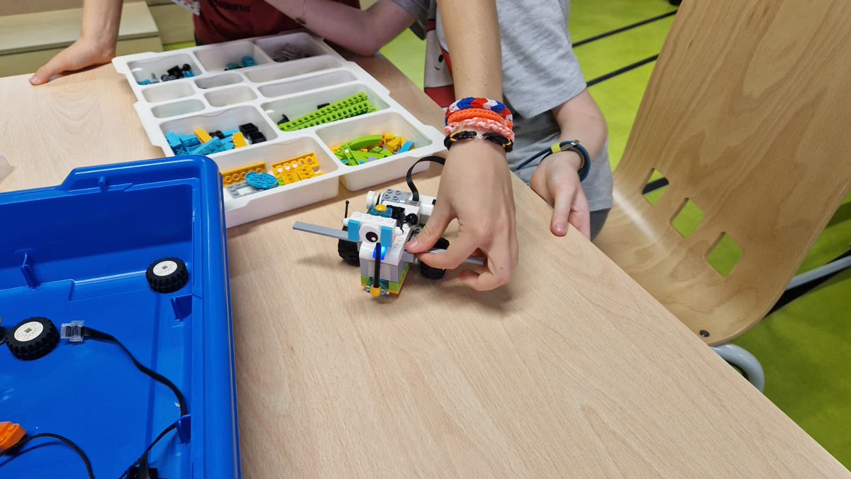 EuraTech’Kids fait sa rentrée avec les élèves de ce2 de l’école montessori de Lille. Construction et programmation de robot suivi de défis robotique😃