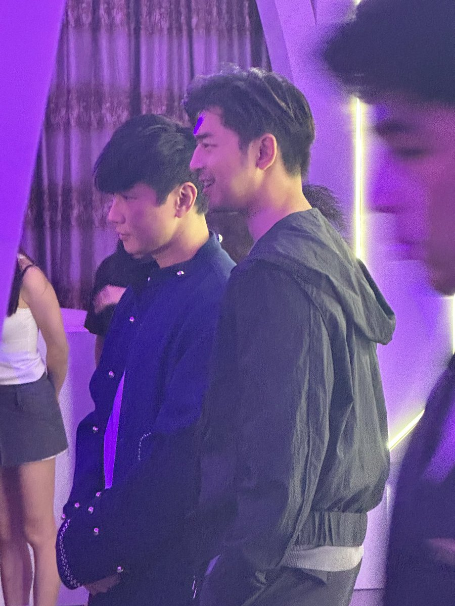 今晚的party我爱了  
JJ 和我对视了 还冲我笑了！😭
还有陈柏霖 王大陆 房祖名 柯震东 我晕了 https://t.co/1DyngDHehK