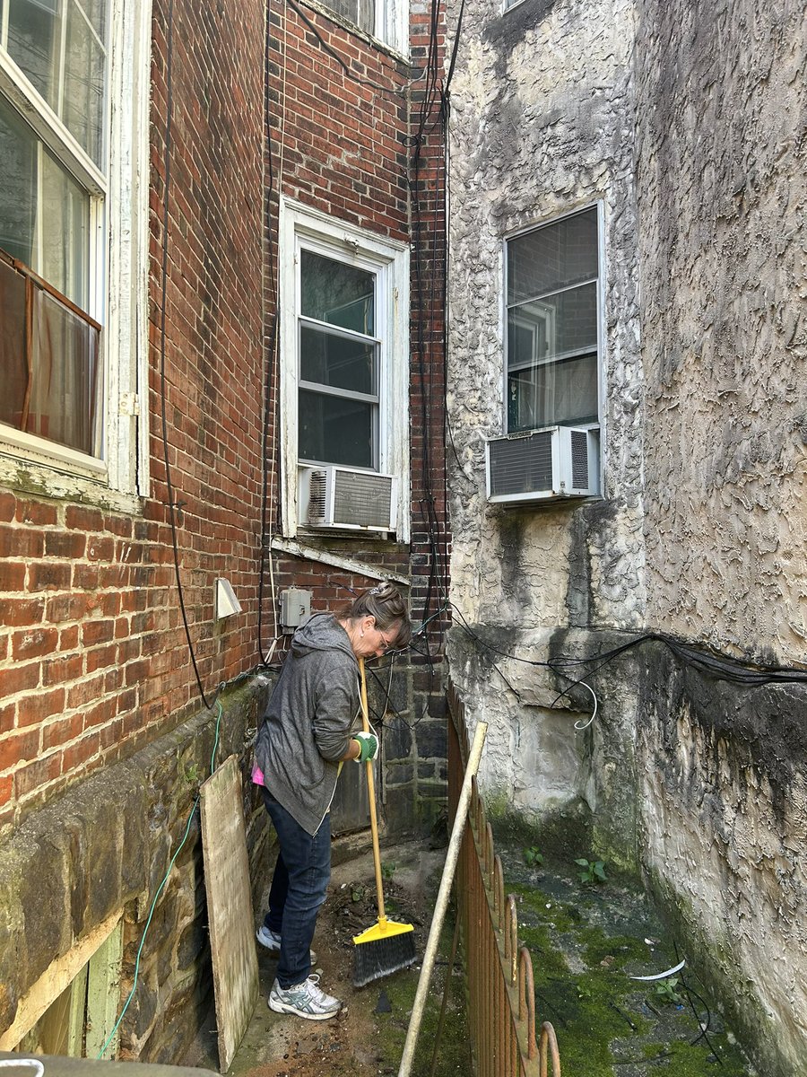 sendrelief's tweet photo. Ezekiel Baptist Church’s landscape ministry seeks to beautify the community &amp; create an inviting atmosphere at their church. Today, our #ServePhilly volunteers are rolling up their sleeves to help them serve a church member’s elderly relative by doing some yard work! 💪 https://t.co/RS5Uvirnd5