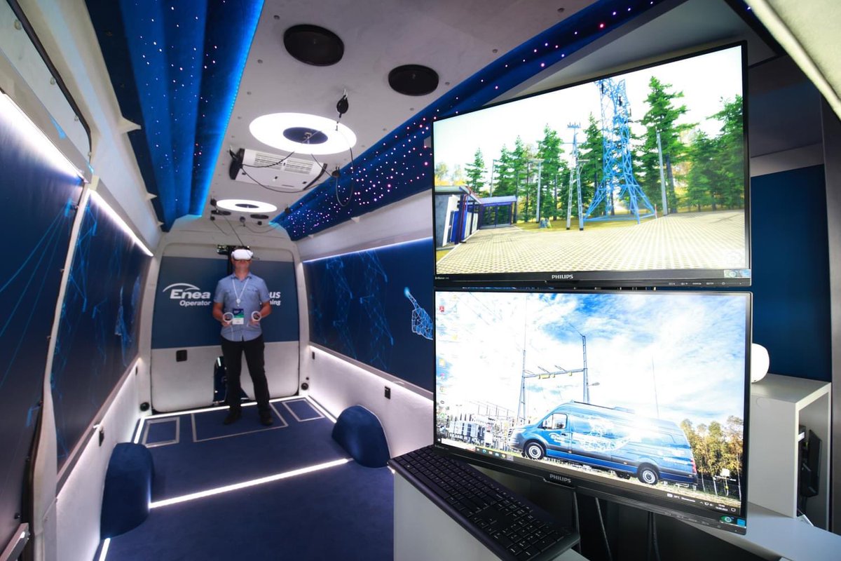 ForumKrynica's tweet photo. Dziękujemy @Grupa_Enea za wsparcie tegorocznej edycji #KrynicaForum! 🤝 Wicelider rynku energetycznego przyjechał do nas z innowacyjnym #VRbus’em, w którym na co dzień swoje umiejętności z wykorzystaniem wirtualnej rzeczywistości #VR szkolą służby techniczne #EneaOperator 👌 https://t.co/BFEmAdVsI7