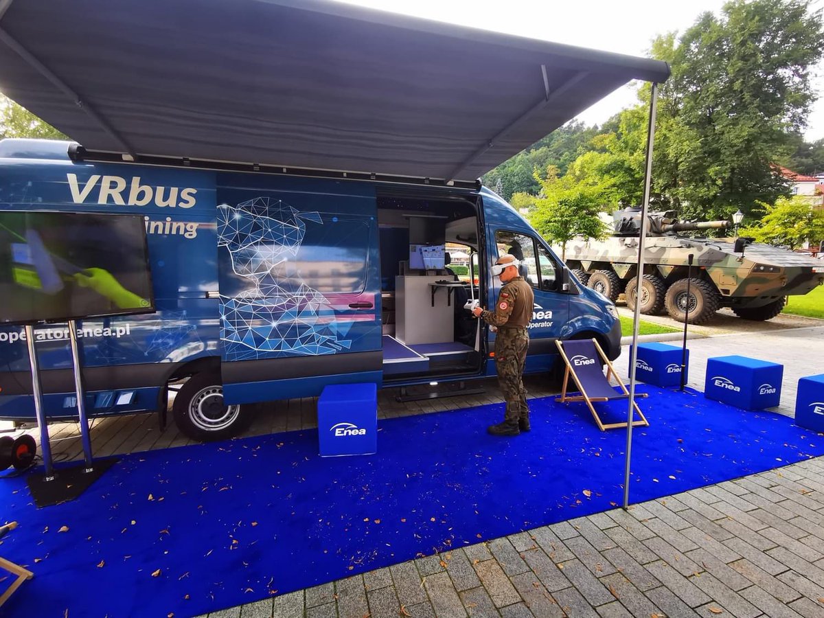 ForumKrynica's tweet photo. Dziękujemy @Grupa_Enea za wsparcie tegorocznej edycji #KrynicaForum! 🤝 Wicelider rynku energetycznego przyjechał do nas z innowacyjnym #VRbus’em, w którym na co dzień swoje umiejętności z wykorzystaniem wirtualnej rzeczywistości #VR szkolą służby techniczne #EneaOperator 👌 https://t.co/BFEmAdVsI7