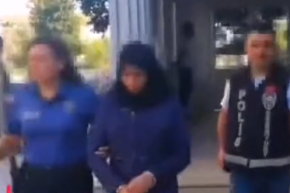 #SONDAKİKA | İstanbul’da okula gönderdiği çocuğunun videosunu çekerek “Bugünün en çirkin duygusu okuldaki çocuklarımızın ne vatanı olan ne de arzu edilen bir vatanın marşını söylemesidir.” paylaşımını yapan Suriye uyruklu R.K. tutuklandı.