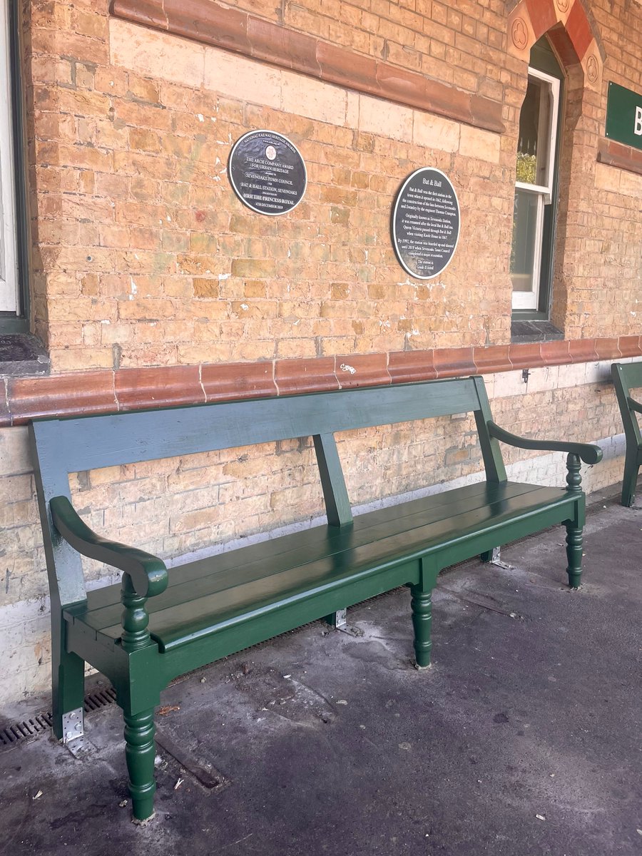 Our heritage Southeastern and Chatham platform bench has finally been restored and a new replica has been installed alongside! Just in time for our @heritageopenday event tomorrow💚 

Thank you to @RailwayHeritage!