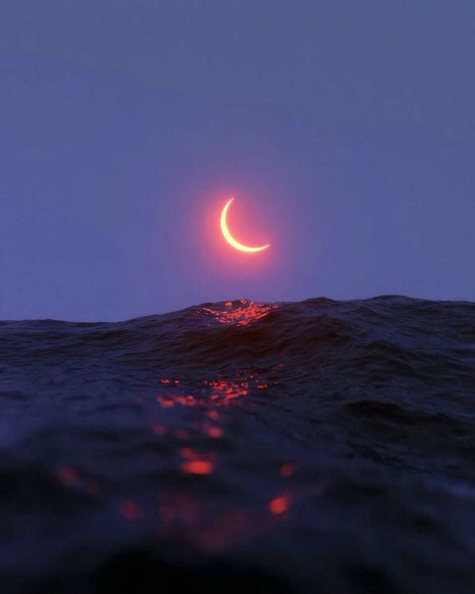 M1ONLOVER's tweet image. Moon and sea.