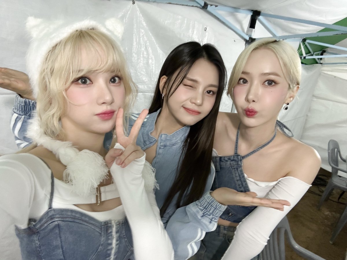 VIVIZ_official's tweet photo. [#VIVId_dayZ] 📸

2023 한국공학대학교 대동제 완료✨

한국공학대 학생들의 마음을 거칠게 뒤흔든 비비지🤍 대동제를 함께할 수 있어 너무 즐거웠습니다🤗

#비비지 #VIVIZ #은하 #EUNHA #신비 #SINB #엄지 #UMJI #한국공학대학교 https://t.co/sZA6SLKfpZ
