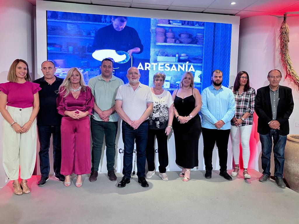 standjccmAB's tweet photo. El @gobjccm  trabaja en preservar las Alfombras de Nudo Español de #Alcaraz y la confección del Traje Tradicional Manchego de #CasasdeLázaro, “señas de identidad de las tradiciones albaceteñas”. https://t.co/DTrKyQ5w13 https://t.co/M7TZ77hgrI