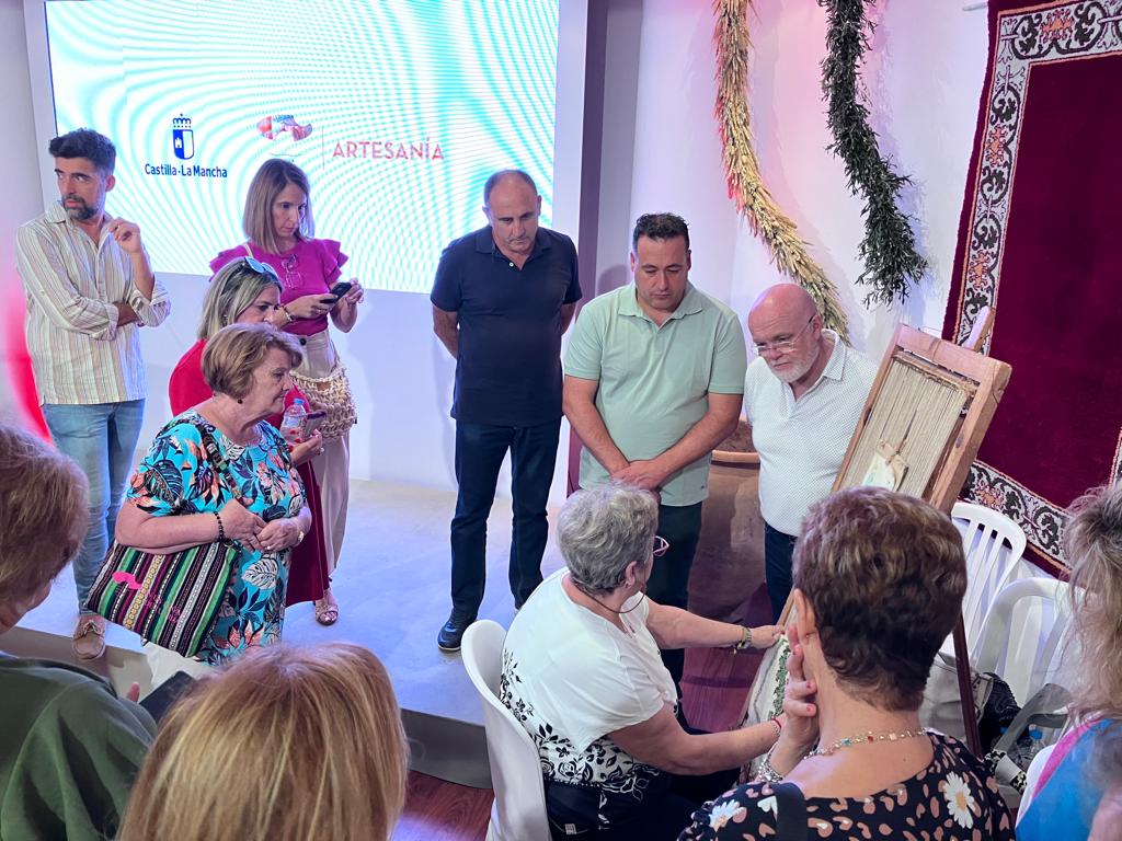 standjccmAB's tweet photo. El @gobjccm  trabaja en preservar las Alfombras de Nudo Español de #Alcaraz y la confección del Traje Tradicional Manchego de #CasasdeLázaro, “señas de identidad de las tradiciones albaceteñas”. https://t.co/DTrKyQ5w13 https://t.co/M7TZ77hgrI