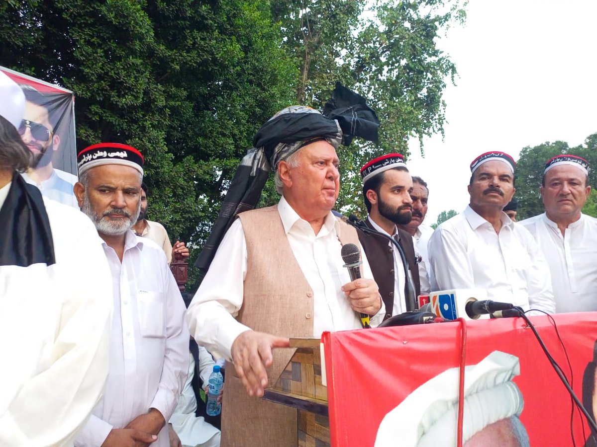 QWP_PK's tweet photo. آگرہ ضلع چارسدہ میں منعقدہ ورکرز کنونشن، 
مرکزی چئیرمین آفتاب خان شیرپاؤ تقریب کے مہمان خصوصی تھے، 
صوبائی چئیرمین سکندر خان شیرپاؤ سمیت مرکزی، صوبائی مشران اور عہدیداران و کارکنان کی بہت بڑی تعداد میں شرکت
#QWP #QWPisFuture #Vote4QWP https://t.co/SU7zEMkUu9