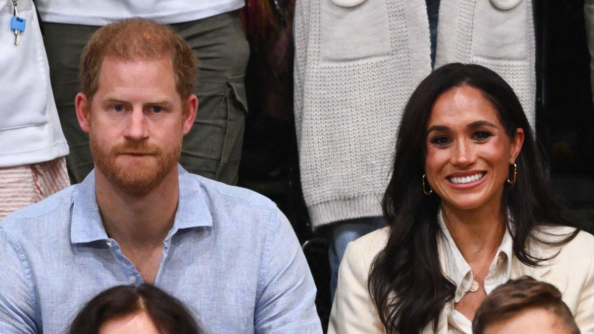 Whenever Harry's next to Meghan, he looks dead inside and like he's seriously questioning his life choices😅🤣 Regretting much? 😂
#DumbPrinceAndHisStupidWife #ShutUpHarry #HarryandMeghanareGrifters #HarryandMeghanAreAJoke #HarryAndMeghanAreFinished