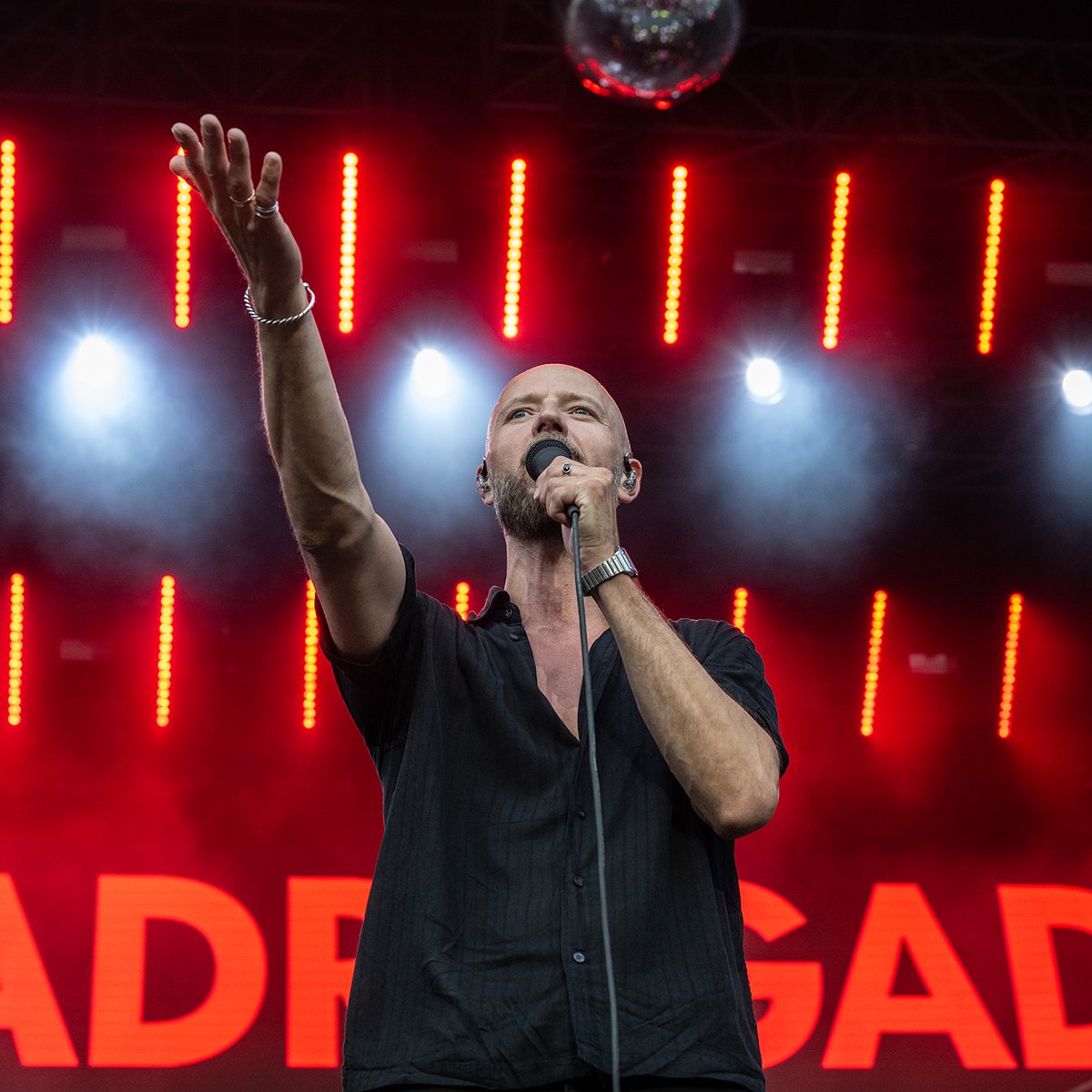 Madrugada brachten den alternativen und progressiven Rock zu den diesjährigen jazzopen - und es war alles, was wir brauchten! Sivert Høyem, Frode Jacobsen und Jon Lauvland Pettersen, ihr werdet in Stuttgart immer willkommen sein ❤️
📷: Reiner Pfisterer
#madrugada #jazzopen #live