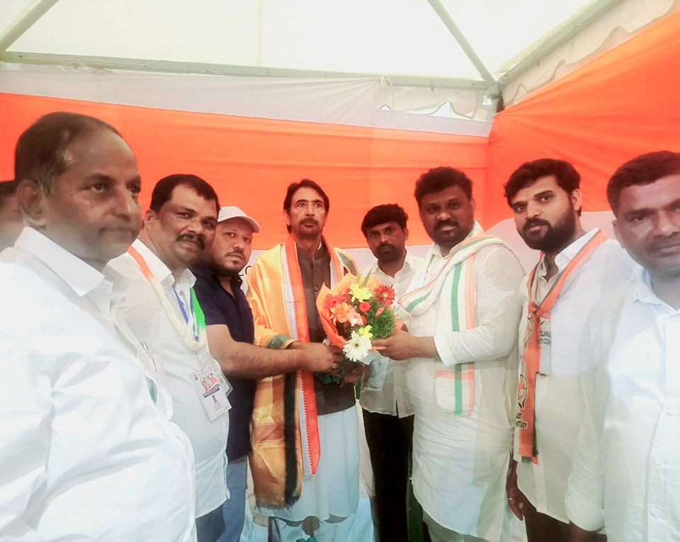 GAMIR_INC's tweet image. Received a warm &amp;amp; enthusiastic welcome on arrival at #Hyderabad Airport by Telangana Pradesh Congress Committee Leaders (TPCC).
#CWCMeetingHyd 
#CWC_Hyderabad